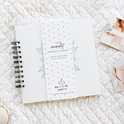 Single Mom Pregnancy Journal: Welcoming Our Little One, A simple black and white pregnancy journal for single moms